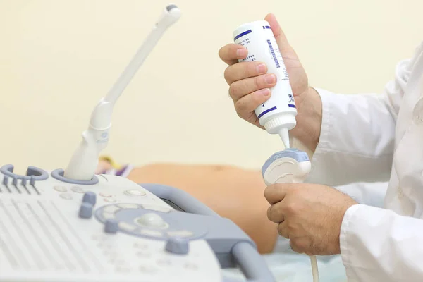 Doktor hasta ultrason için bakar