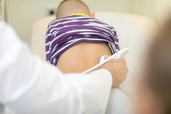 Doktor hasta ultrason için bakar