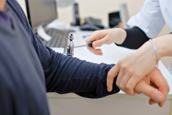 Neurologen Kontrollerar Armbågen — Stockfoto