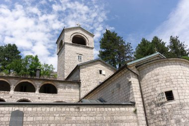 Çetince, Karadağ - 18 Haziran 2019: Sırp Ortodoks Kilisesi 'nin bir Hıristiyan manastırı olan Çetince Manastırı' nın çan kulesi.
