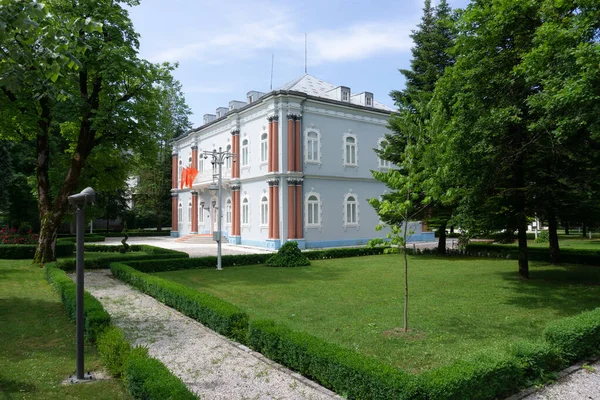 Cetinje, Karadağ - 18 Haziran 2019: Karadağ cumhurbaşkanının resmi konutu Mavi Saray manzarası. İmparatorluk tarzı mimarinin özenle hazırlanmış bahçeleriyle güzel bir örneği..