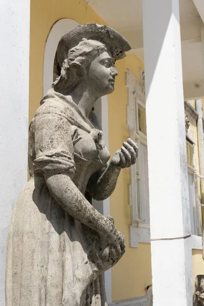 Cetinje, Karadağ - 18 Haziran 2019: Karadağ 'ın Çetince kentindeki Djukanoviç Sarayı' nın önündeki eski kadın heykeli. Karadağ 'ın eski başkentinin en popüler eğlencelerinden biri..