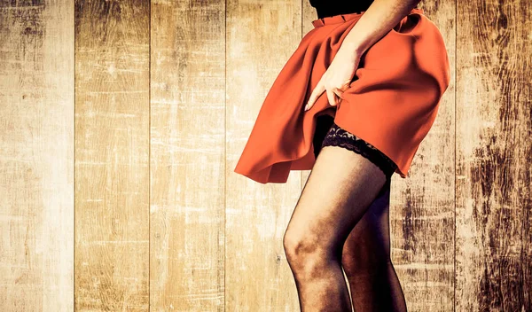 Piernas Mujer Sexy Falda Roja Sobre Fondo Madera Vintage —  Fotos de Stock