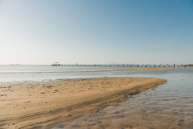 Ufukta Güneş ışığı ile güzel deniz manzarası görünümü