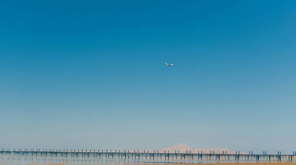 海に美しい海の景色を見る長い橋 — ストック写真