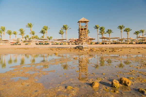 Zee Kust Landschap Met Houten Torenconstructie — Stockfoto