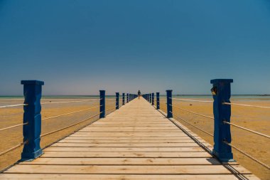 denize uzun köprü duba