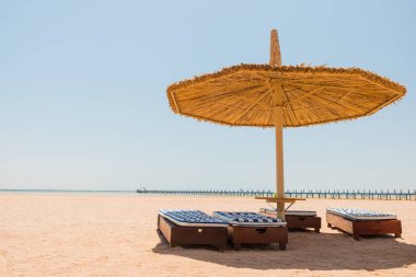 şezlong şemsiye, deniz kıyısı altında arka plan manzara