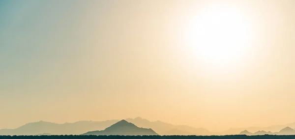 日落时埃及沙漠中的山脉 — 图库照片