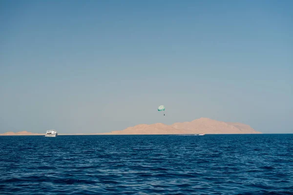 Jacht Parashute Zabawa Wzdłuż Wyspy Błękitne Morze — Zdjęcie stockowe