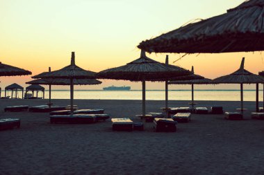 kargo gemi deniz ufuktan sunrise beach aracılığıyla