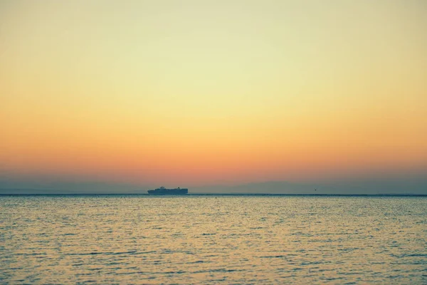 Statek Towarowy Wschodzie Słońca Horizon Sea — Zdjęcie stockowe