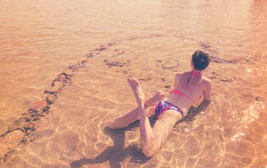 Genç kadın zevk günbatımı güneş altında açık deniz suyu 