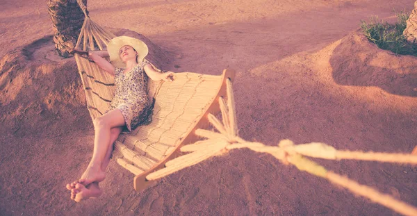 Χαρούμενη Γυναίκα Στην Αιώρα Στο Sunset Beach — Φωτογραφία Αρχείου