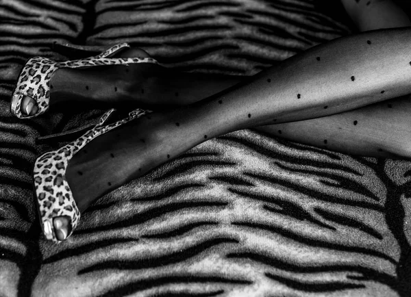 Junge Frau Beine Schwarzen Strumpfhosen Und Schuhe Auf Gestreiftem Bettbezug — Stockfoto