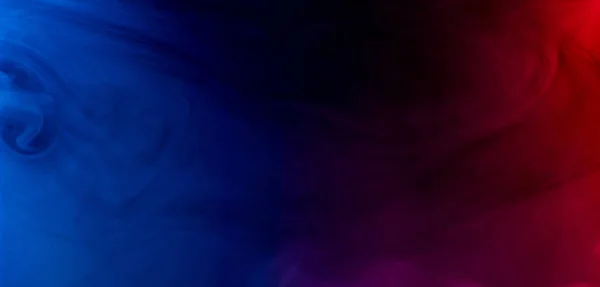 koyu arka plan üzerinde renkli duman birleştirilmesi