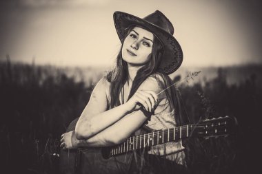 çayır çimen, eski gitar olan nostaljik kadın