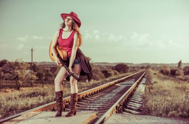 şapka ve bot vintage gitar ayakta, Demiryolları ile genç bayan