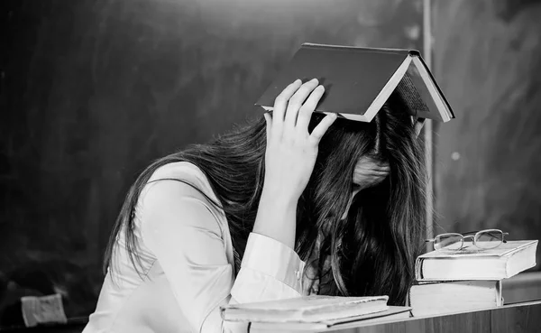 Wanita Guru Muda Yang Lelah Dengan Buku Terbuka Atas Kepala — Stok Foto