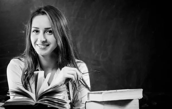 Mladá Usměvavá Učitelka Portrét Otevřít Knihy Classboard Stůl — Stock fotografie