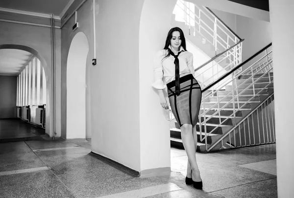 Young Brutet Woman Standing Hall High School — Stock Photo, Image