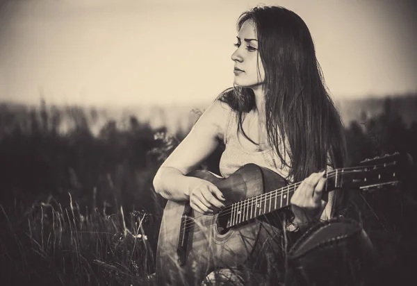 Mulher Bonita Tocando Guitarra Velha Grama Prado Alto — Fotografia de Stock