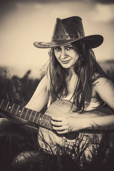 Jovem Mulher Chapéu Tocando Guitarra Prado Grama — Fotografia de Stock