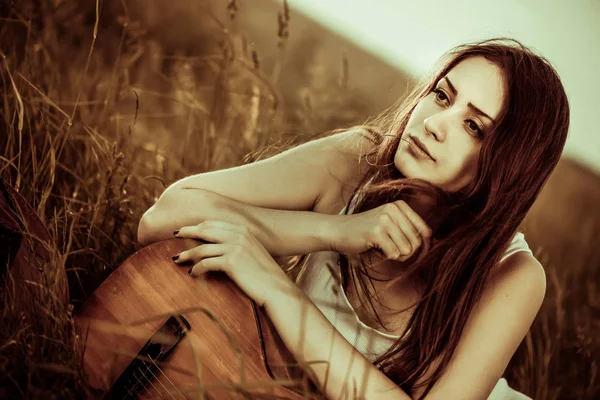 Young Pretty Sad Woman Old Guitar Portrait Rural Meadow Grass — Stock Photo, Image