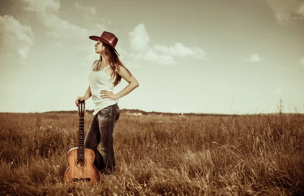 Nádherná Cowgirl Starou Kytaru Stojící Venkovských Louka — Stock fotografie