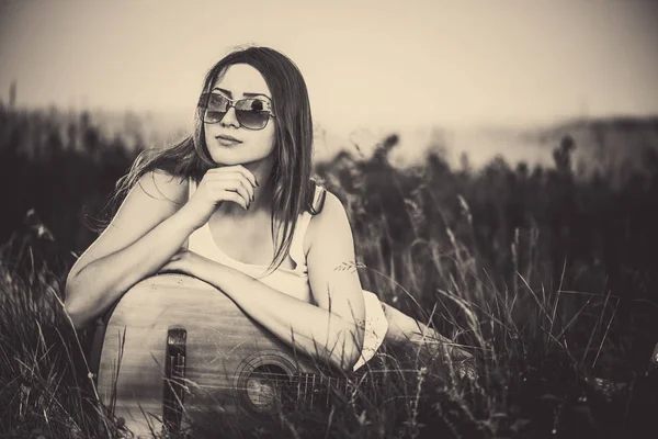 Young Woman Sunglasses Old Guitar Meadow Grass — Stock Photo, Image
