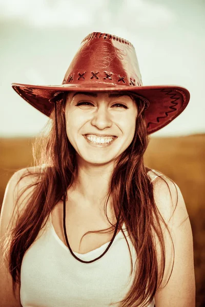 Mutlu Brunet Kırsal Çayır Arka Plan Kırmızı Şapka Portre — Stok fotoğraf