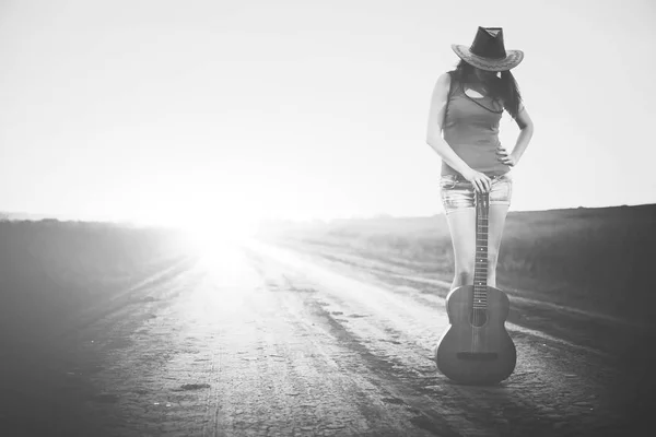 Sexy Cowgirl Com Idade Guitarra Posando Rural Estrada Para Horizonte — Fotografia de Stock