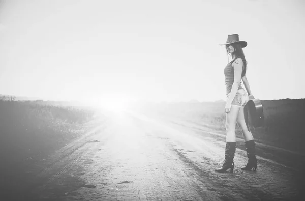 Jeune Cowgirl Sexy Debout Sur Route Rurale Horizon Avec Guitare — Photo