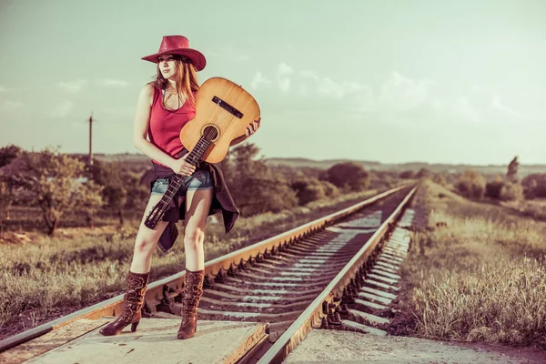 Linda Morena Chapéu Com Guitarra Ferrovias Rurais — Fotografia de Stock