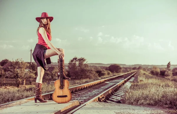 Hermosa Joven Morena Con Guitarra Campo Ferrocarriles —  Fotos de Stock