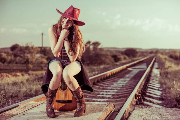 Mladá Usměvavá Brunet Klobouku Sedí Kytaru Železnice Letní Západ Slunce — Stock fotografie