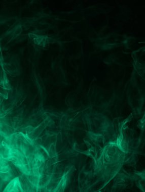 siyah arka plan üzerine izole renkli Akuamarin duman