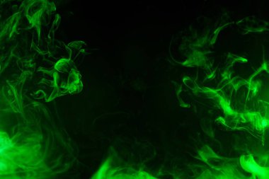 Siyah arkaplanda yeşil duman izole edildi