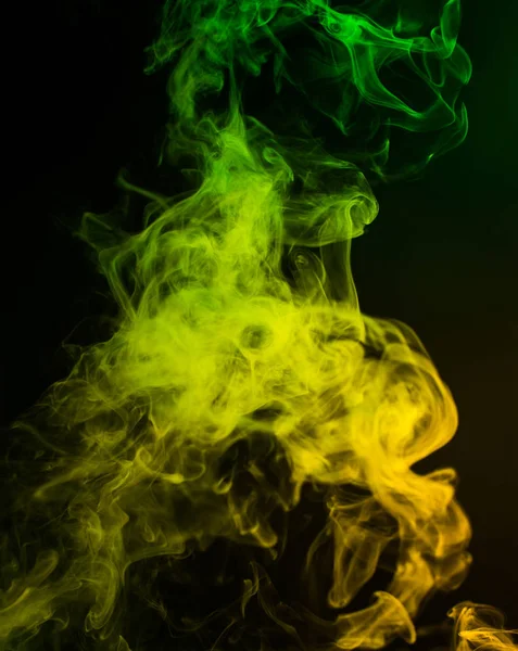 抽象的黄色和绿色烟雾在黑色背景上 — 图库照片