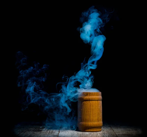 Blauer Rauch Aus Holzkrug Isoliert Vor Dunklem Hintergrund — Stockfoto