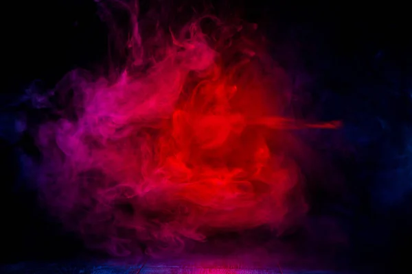 Rote Und Blaue Rauchmuster Vor Dunklem Hintergrund — Stockfoto