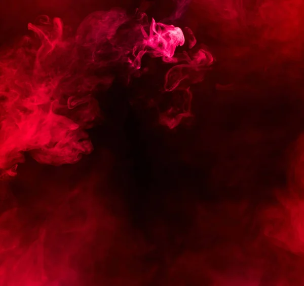 黑色背景上的红烟 — 图库照片