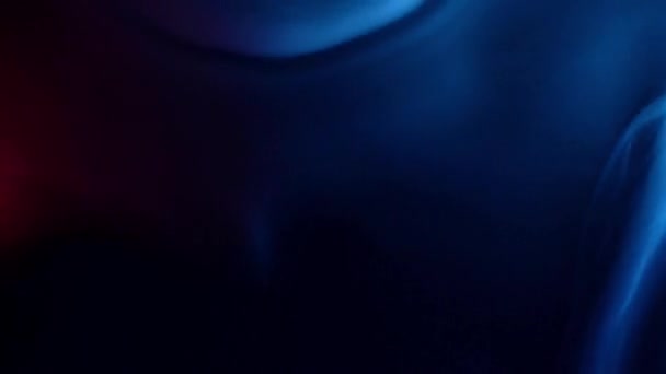 红色和蓝色的烟雾模式在黑暗的背景下移动 — 图库视频影像