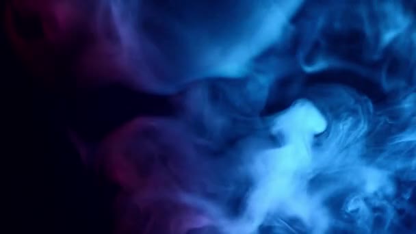 Patrones Humo Rojo Azul Que Mueven Contra Fondo Oscuro — Vídeos de Stock