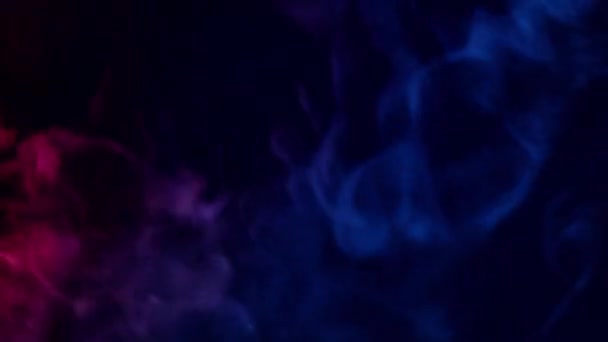 红色和蓝色的烟雾模式在黑暗的背景下移动 — 图库视频影像