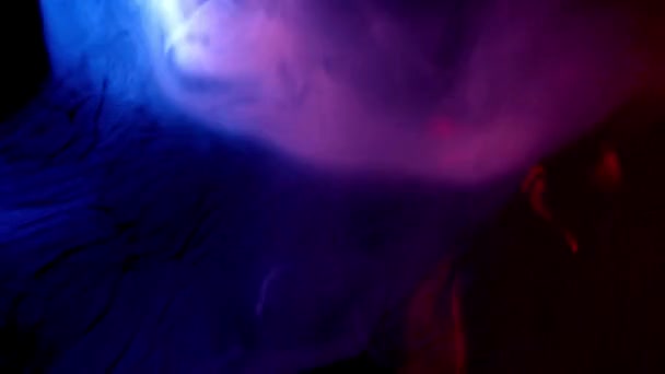 Widerstand Roter Und Blauer Rauchmuster Bei Dunklem Hintergrund — Stockvideo