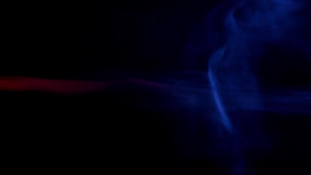 红色和蓝色烟雾模式在黑暗的背景抵抗 — 图库视频影像