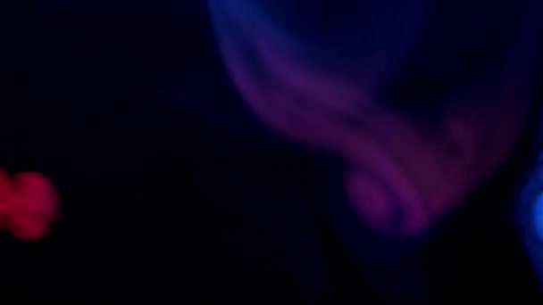 résistance des motifs de fumée rouge et bleue sur fond sombre 