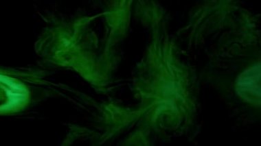 Yeşil duman karşı koyu arka plan hareketli