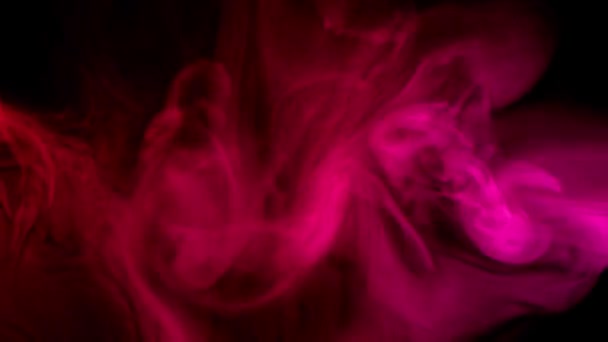 ondes de fumée rouge abstraites se déplaçant à fond sombre 